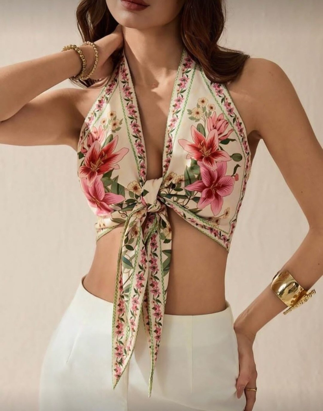 Haut court à col licou et nœud avant par SHEIN présente un imprimé floral tropical sur un fond beige avec des bordures contrastées