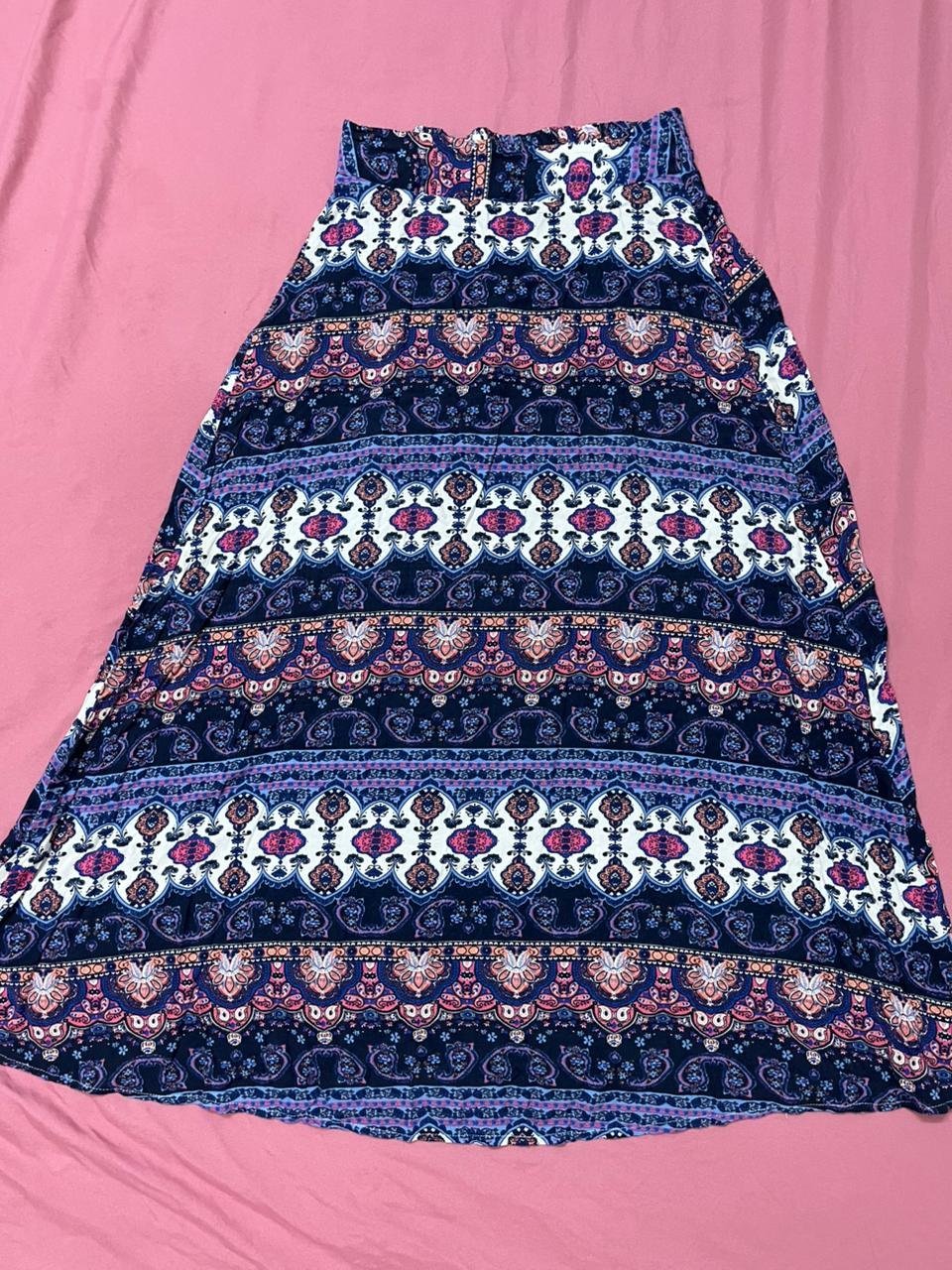 Jupe longue présente une taille élastique confortable et un motif géométrique multicolore sur fond bleu