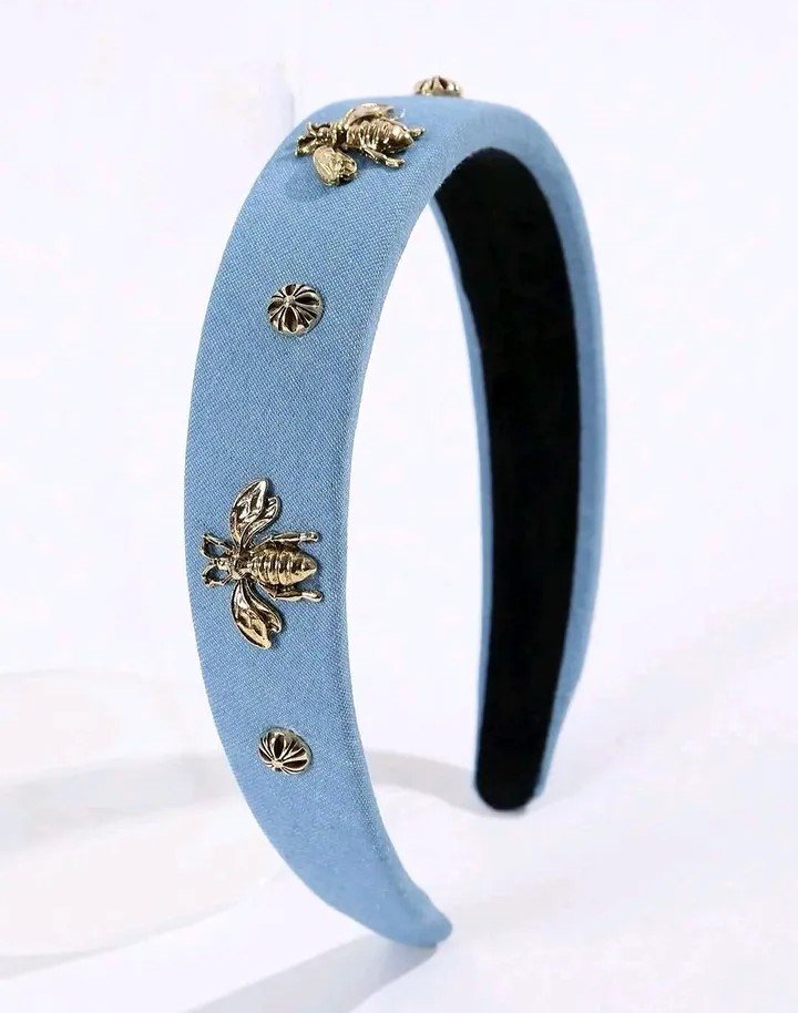 Serre-tête en tissu bleu clair matelassé orné de délicats motifs d'abeilles dorées