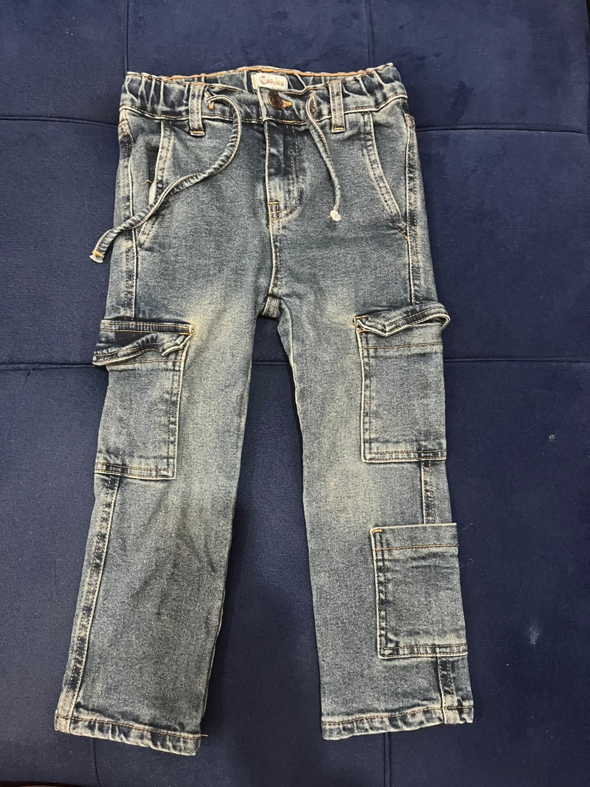 Pantalon en jean de style cargo pour enfant de la marque tunisienne Carino Kids