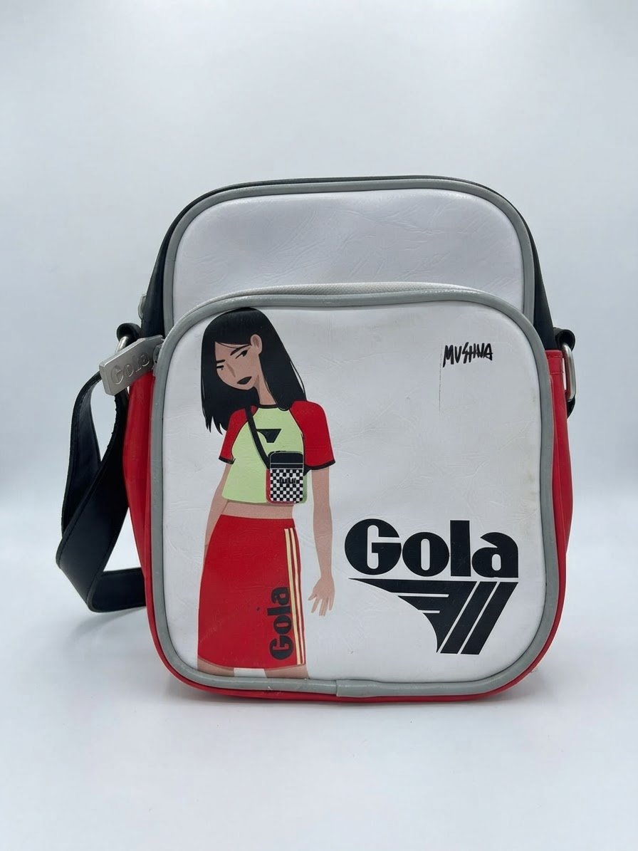Sac bandoulière Gola présente un design blanc avec des accents rouges et noirs, affichant un graphique de personnage stylisé sur le devant