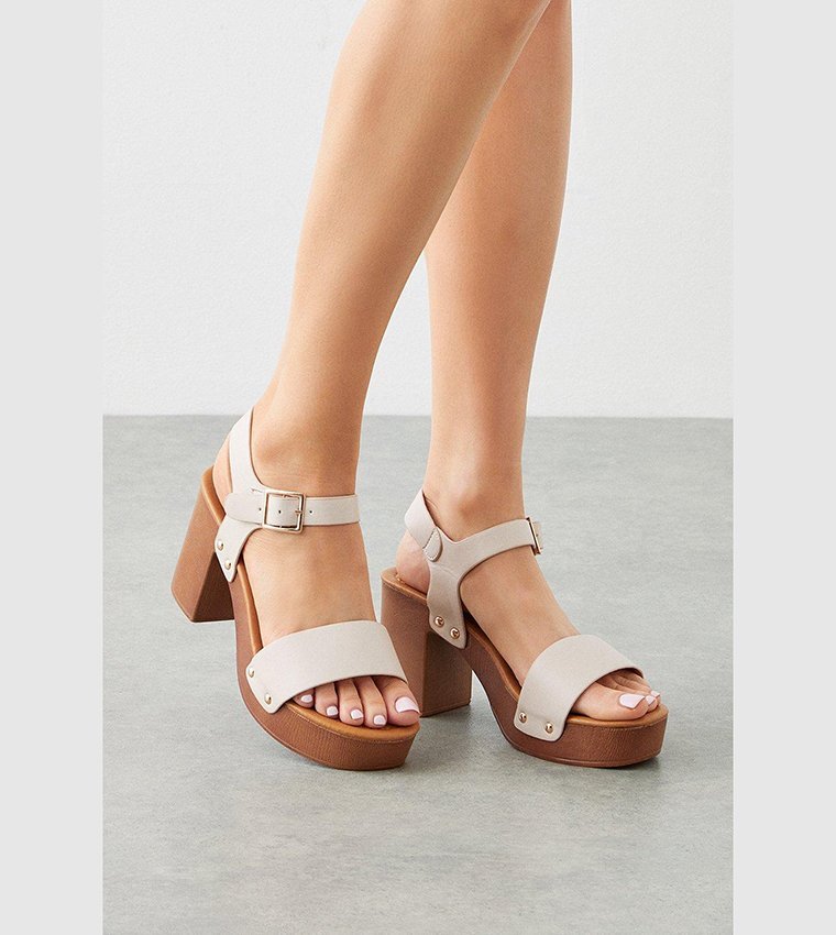 Sandales à plateforme beige clair de Dorothy Perkins se distinguent par leur élégant talon épais effet bois et leur bride de cheville à boucle dorée