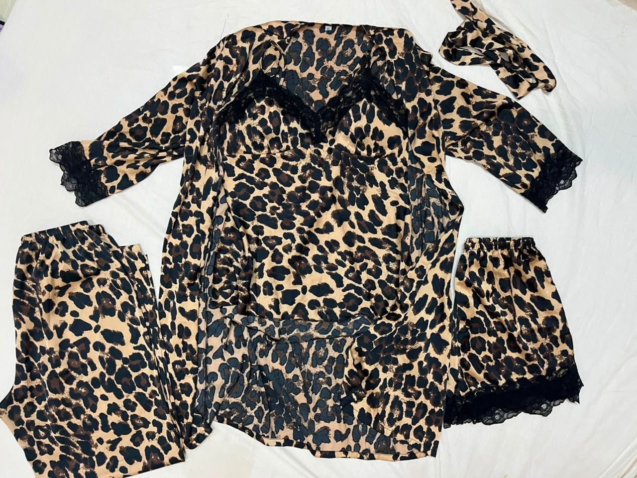 Ensemble de pyjama léopard en satin avec bordure en dentelle noire