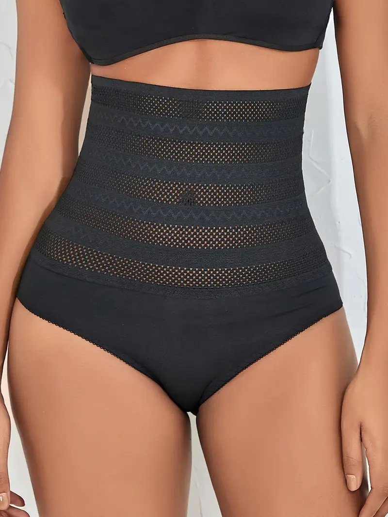 Une culotte gainante taille haute noire conçue pour le contrôle du ventre