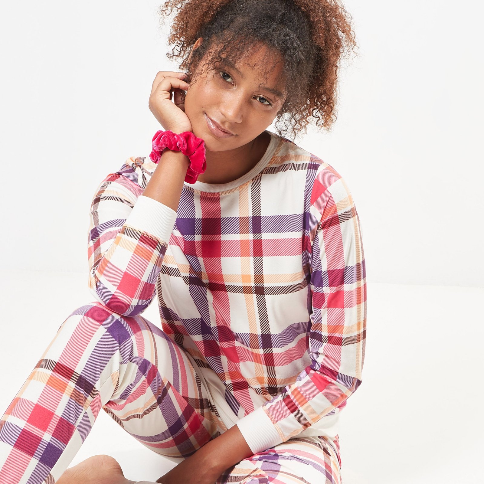 Pyjama (loungewear) 2 pièces pour femme à motif à carreaux multicolore (rose, violet, orange, blanc).
