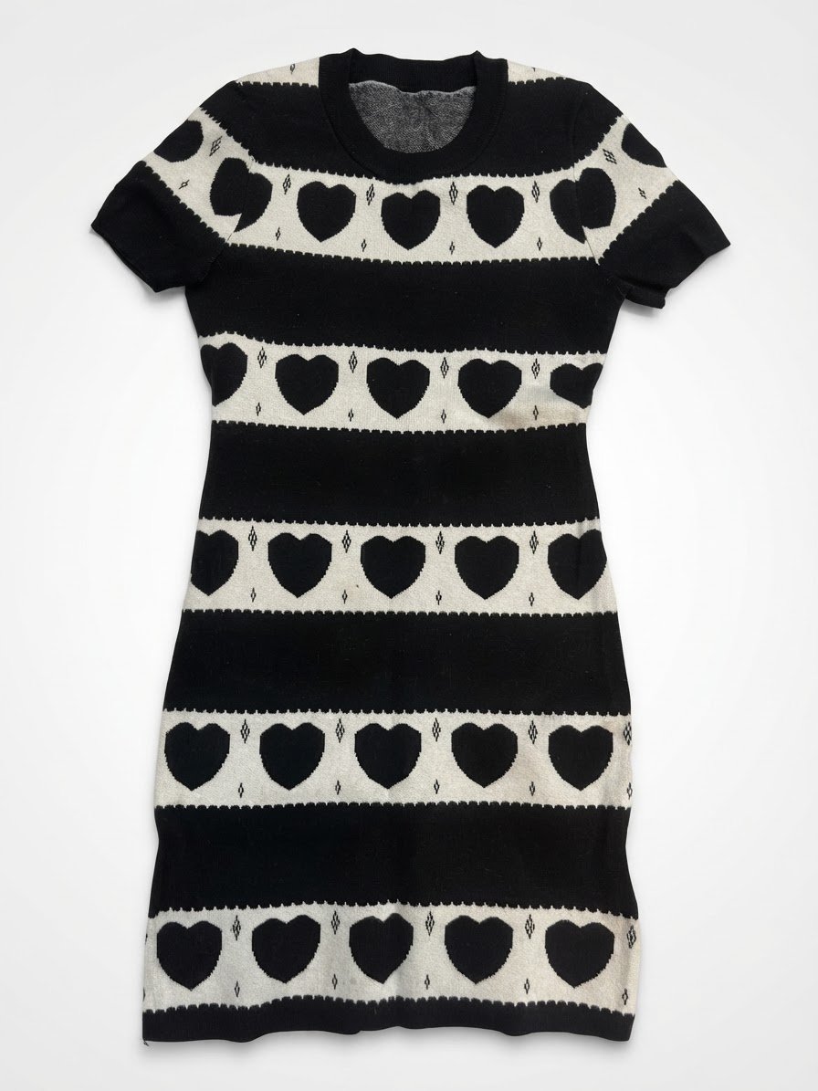 Robe-pull en tricot à manches courtes, noir et blanc, orné d'un motif à rayures et de cœurs contrastés