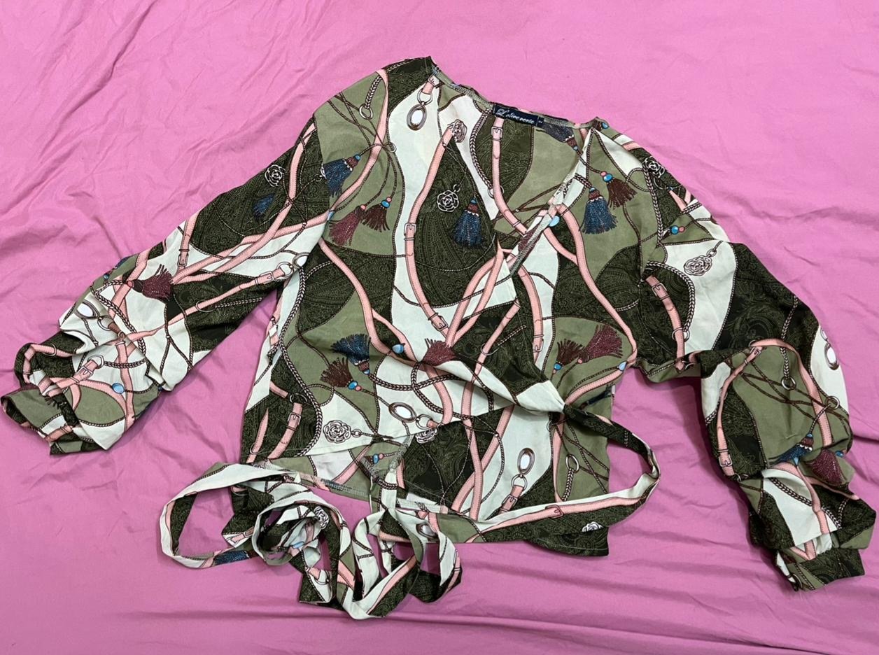 Blouse de la marque L'Olive Verte présente un imprimé original de chaînes et de ceintures sur fond vert olive