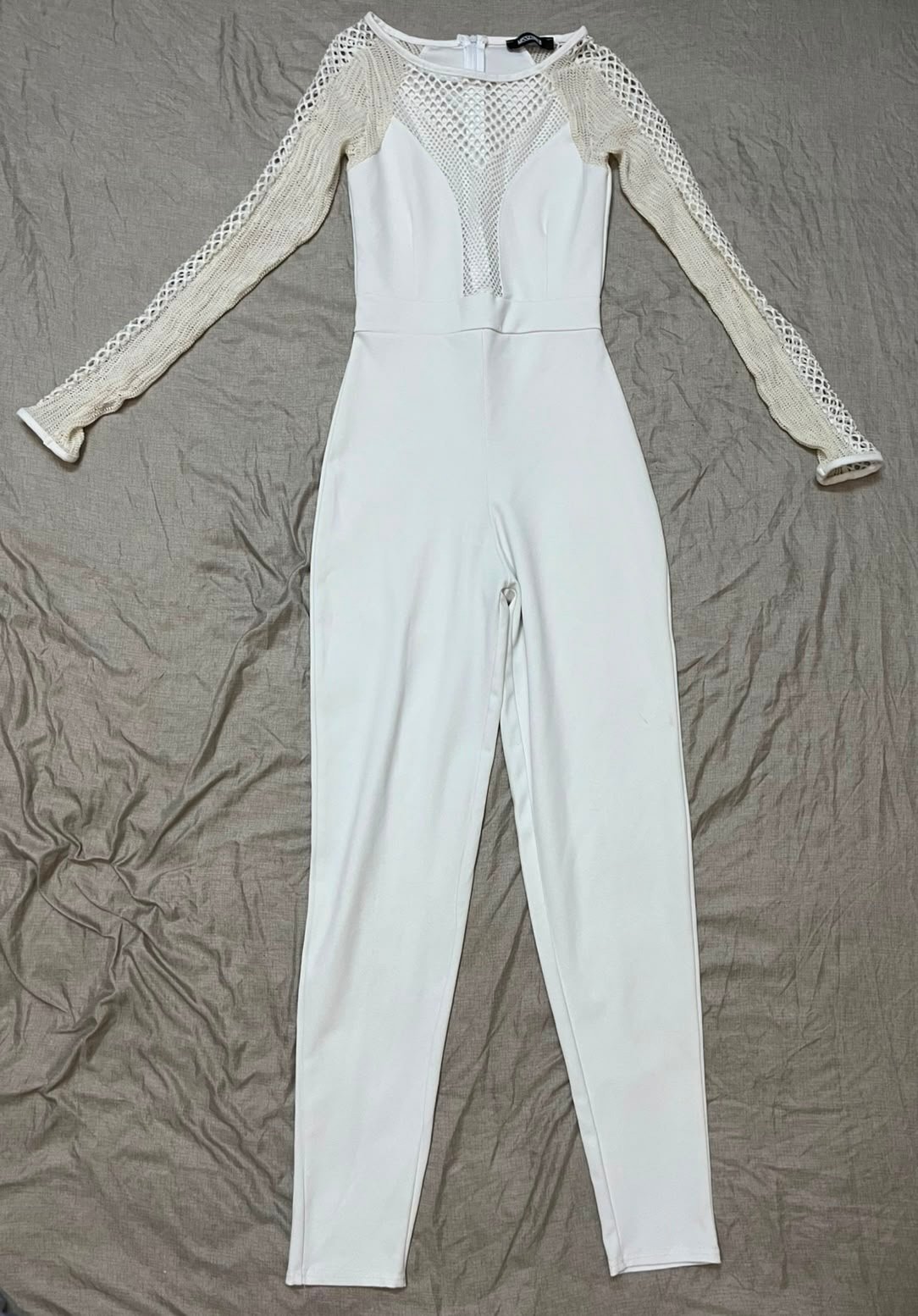 Combinaison blanche de Missguided se distingue par ses manches longues et son haut en dentelle
