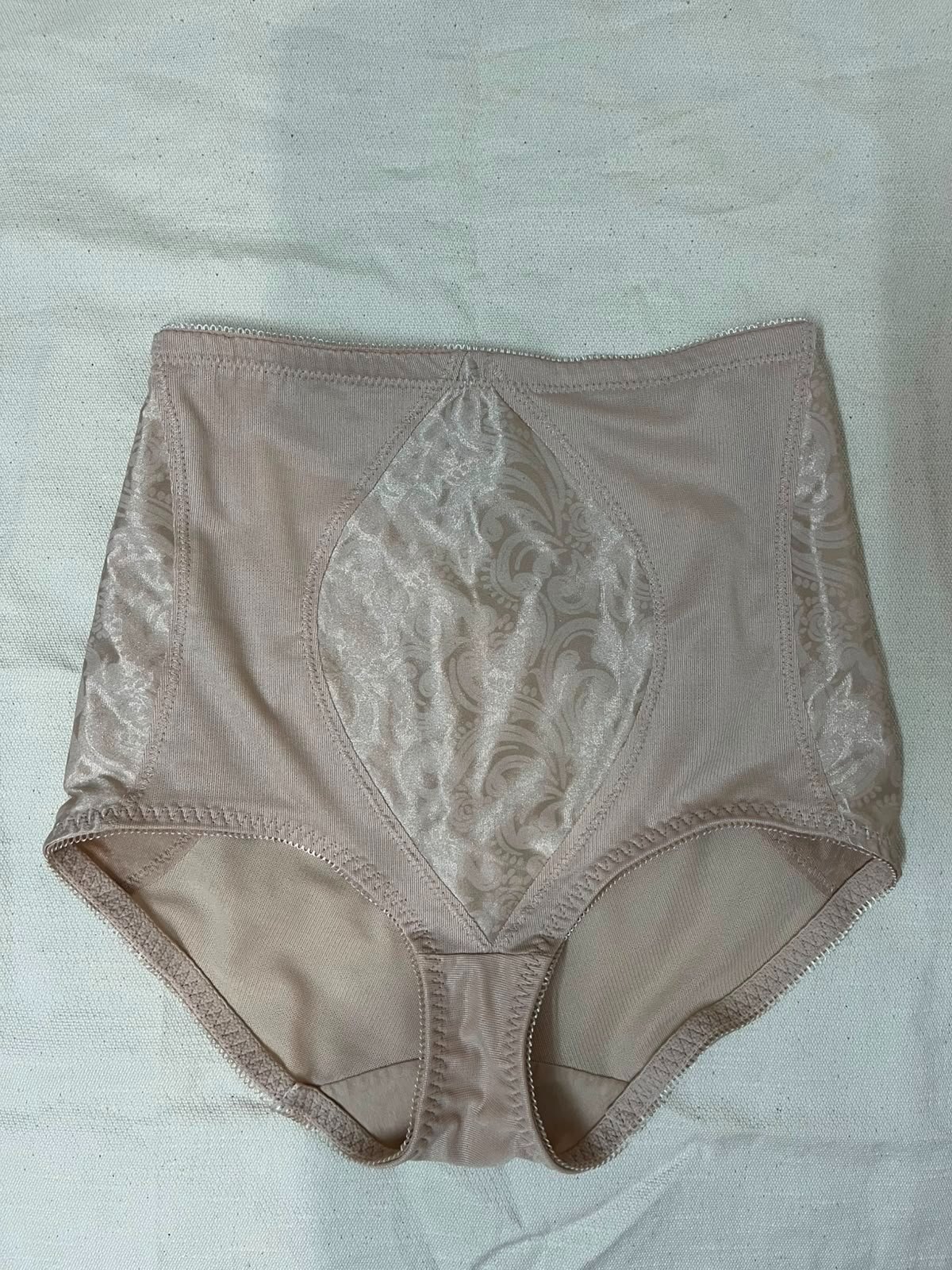 Culotte beige taille haute offre un maintien ferme et dispose d'un panneau avant brodé pour sculpter la silhouette