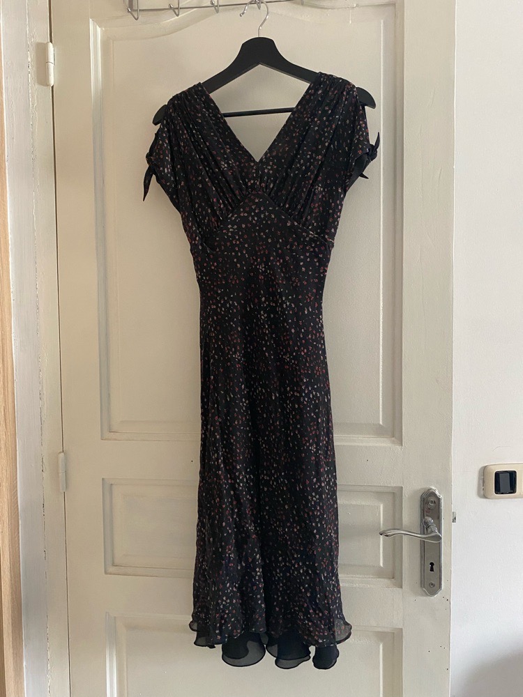 Robe sundress noire – Détails fleuris rouge et vert