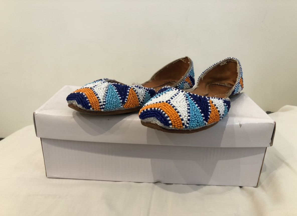 Ballerine bleu ciel avec un peu dorange