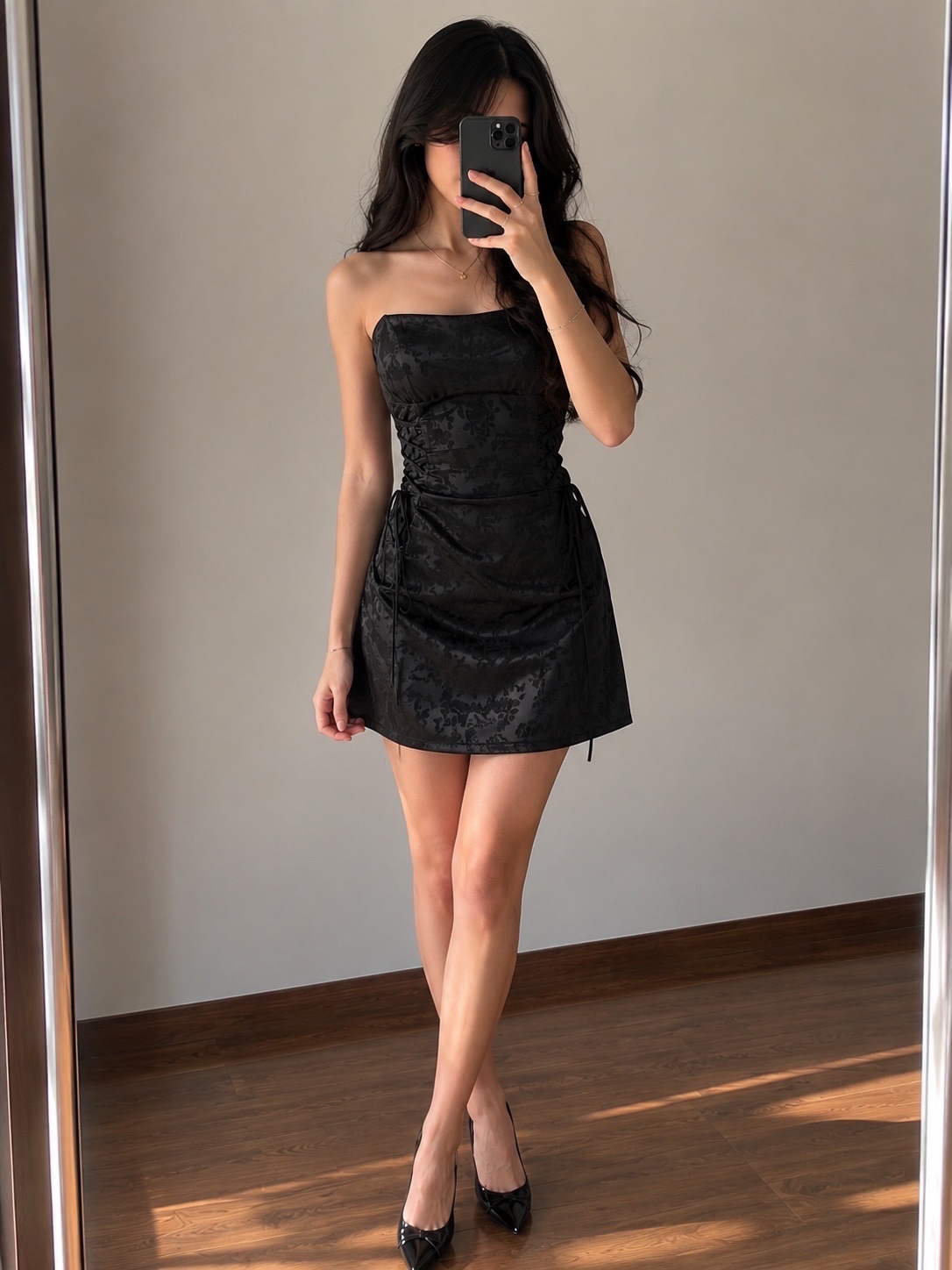 Robe noire courte en satin jacquard taille 38-40