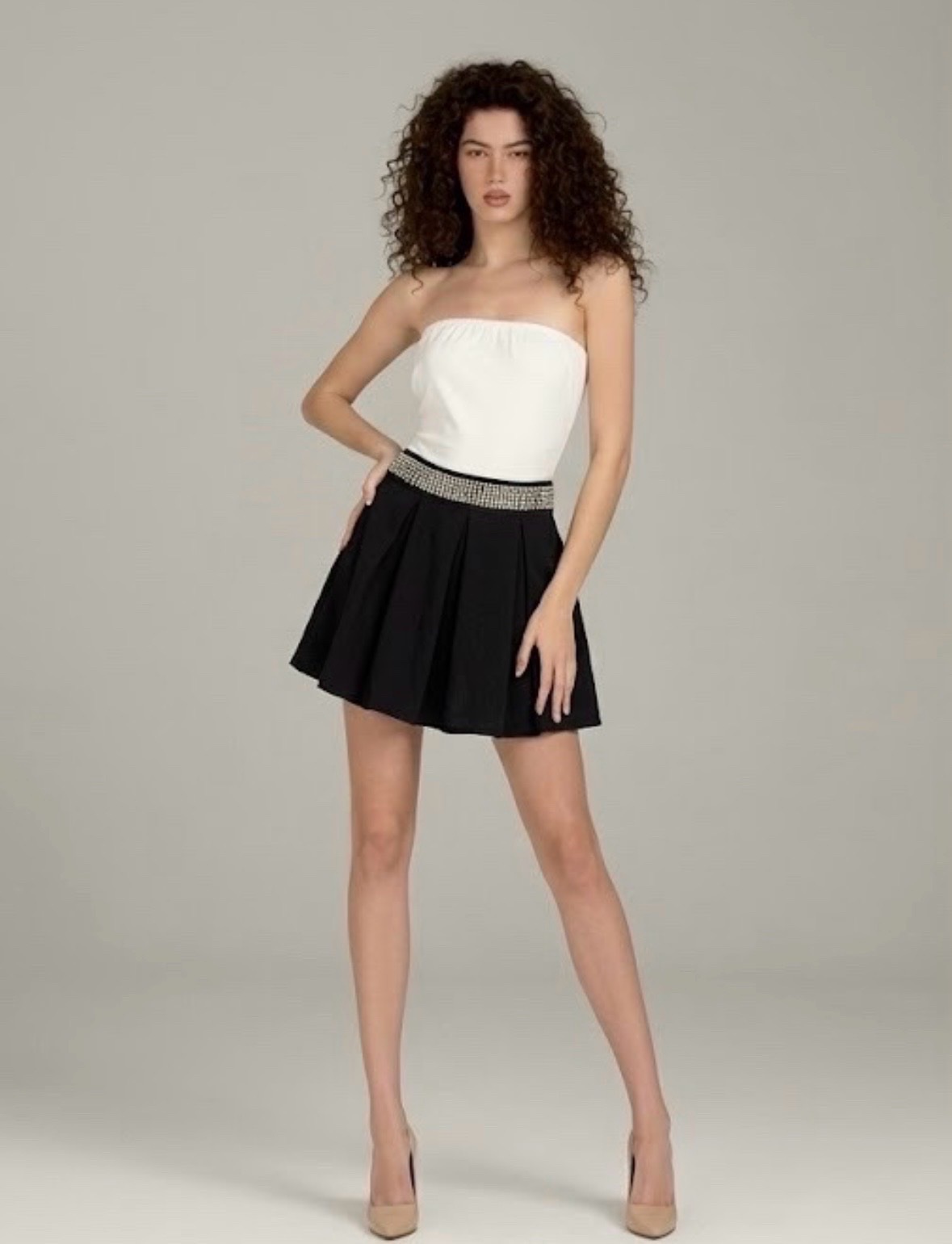 Jupe patineuse noire à plisse et ceinture strass / perles – Taille S/M