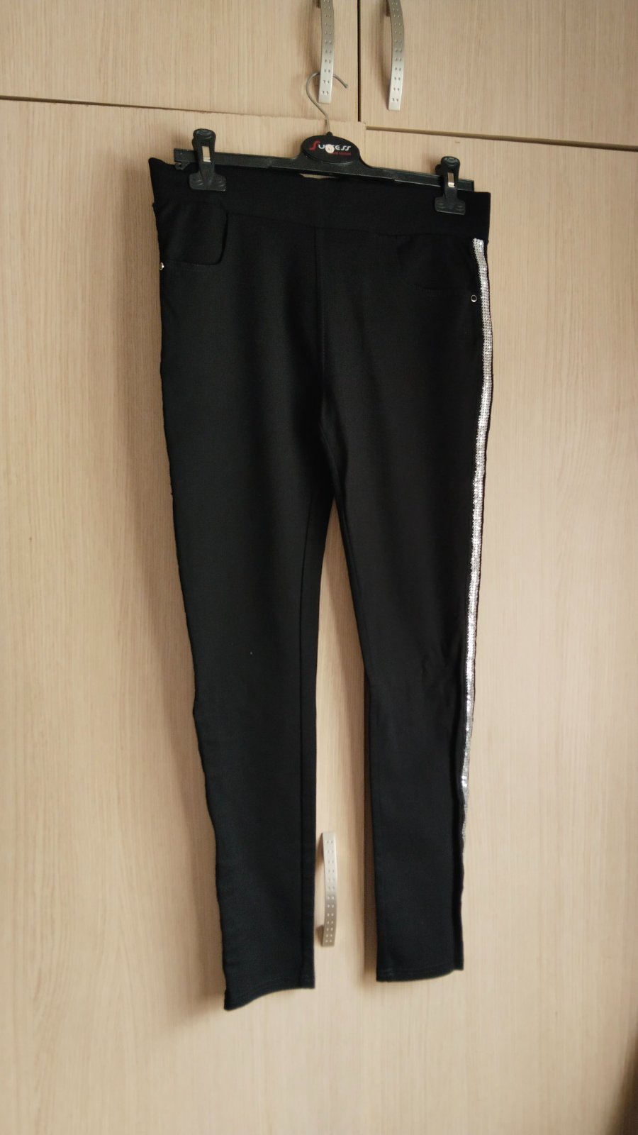 Pantalon noir confort avec bande latérale pailletée argentée