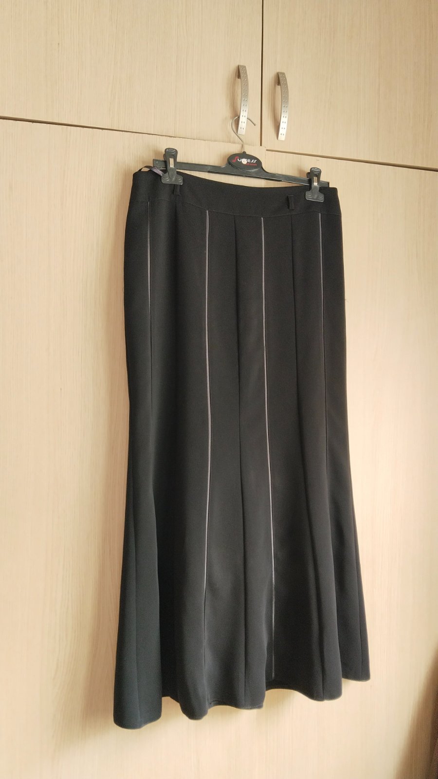 Jupe longue noire évasée à liserés noir – Coupe Panneaux