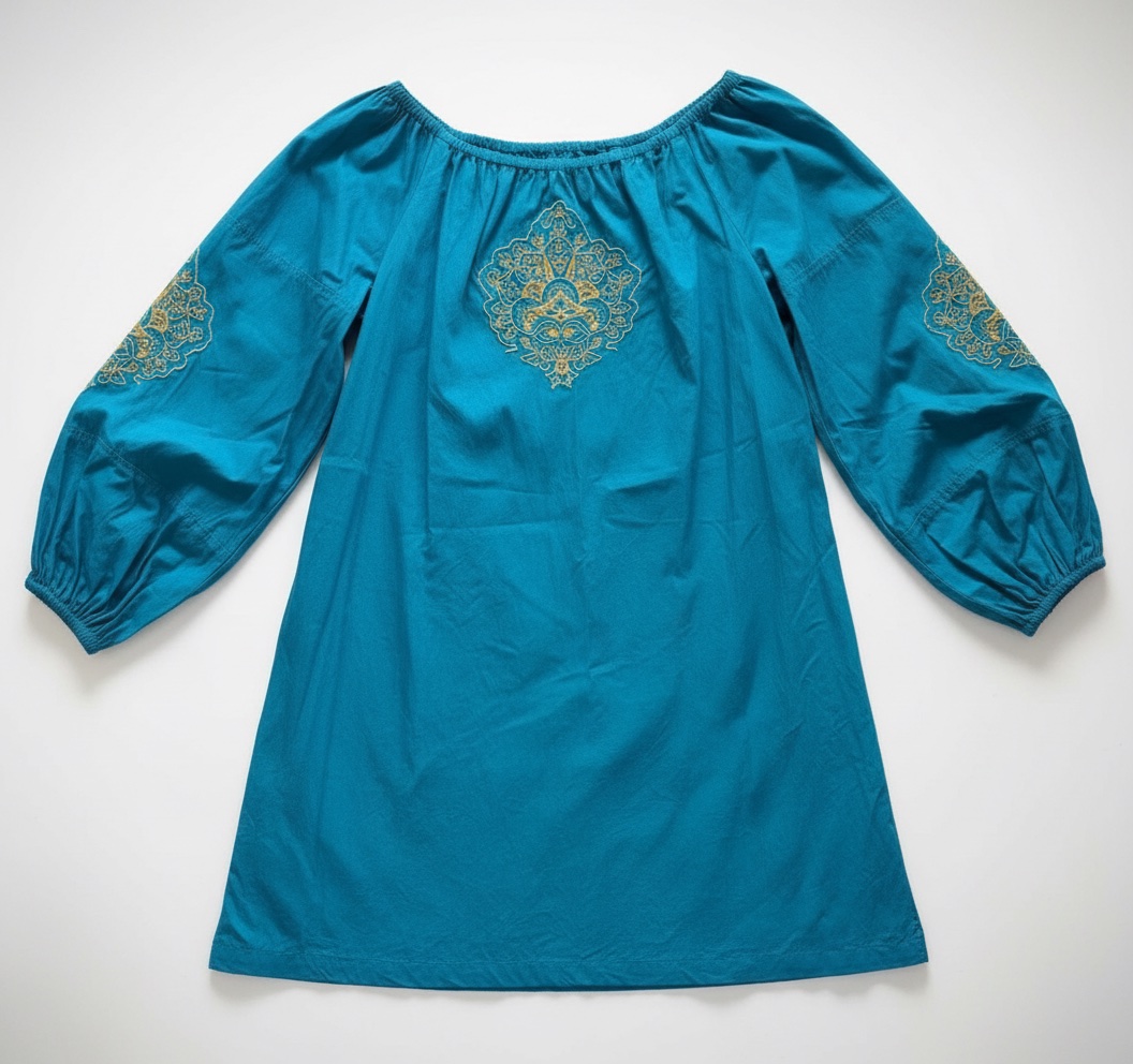 Robe turquoise avec broderie dorée