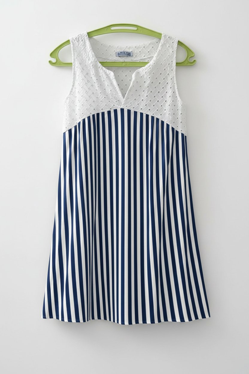 Robe rayée blanc et bleu avec details en haut briderie anglaise taille 38/40