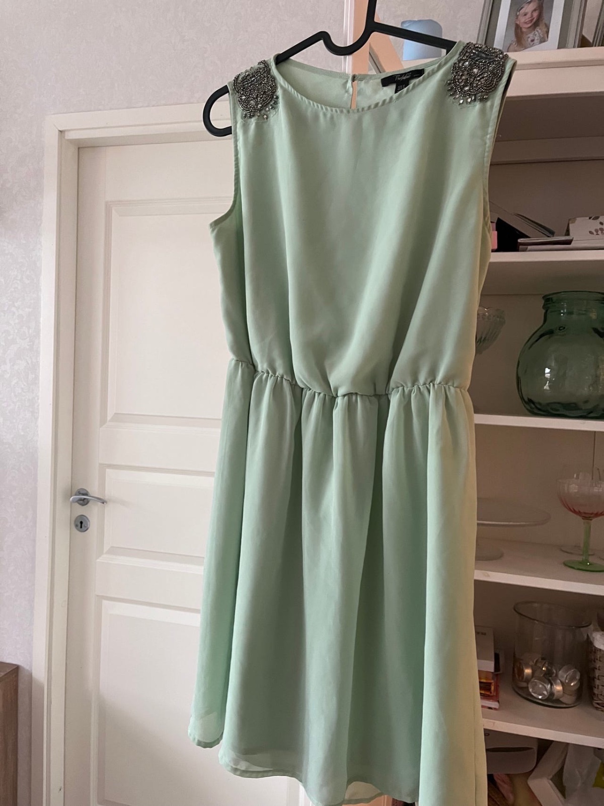 Une robe Zara vert menthe avec des épaulettes perlées