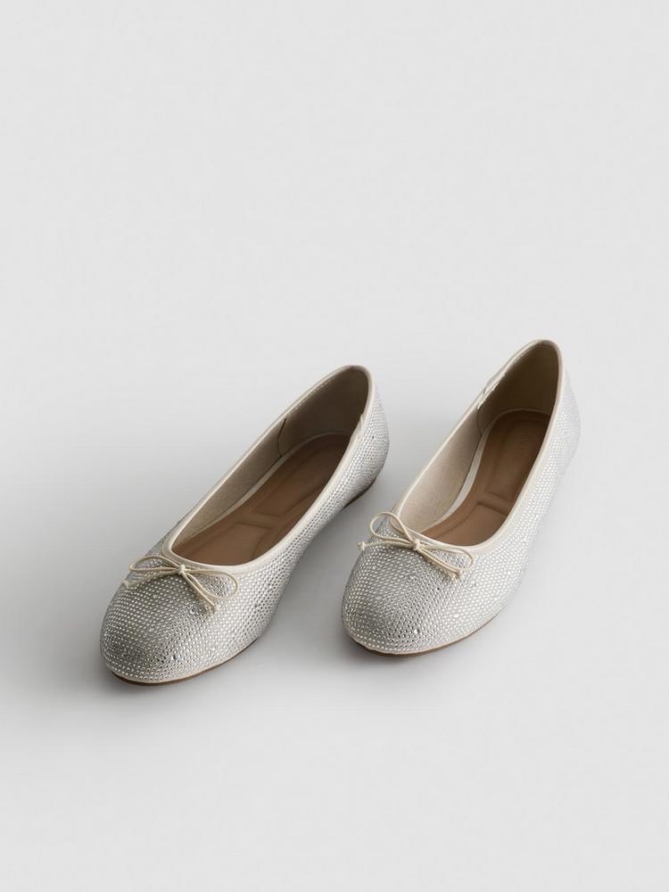 Une paire de ballerines ornées de strass