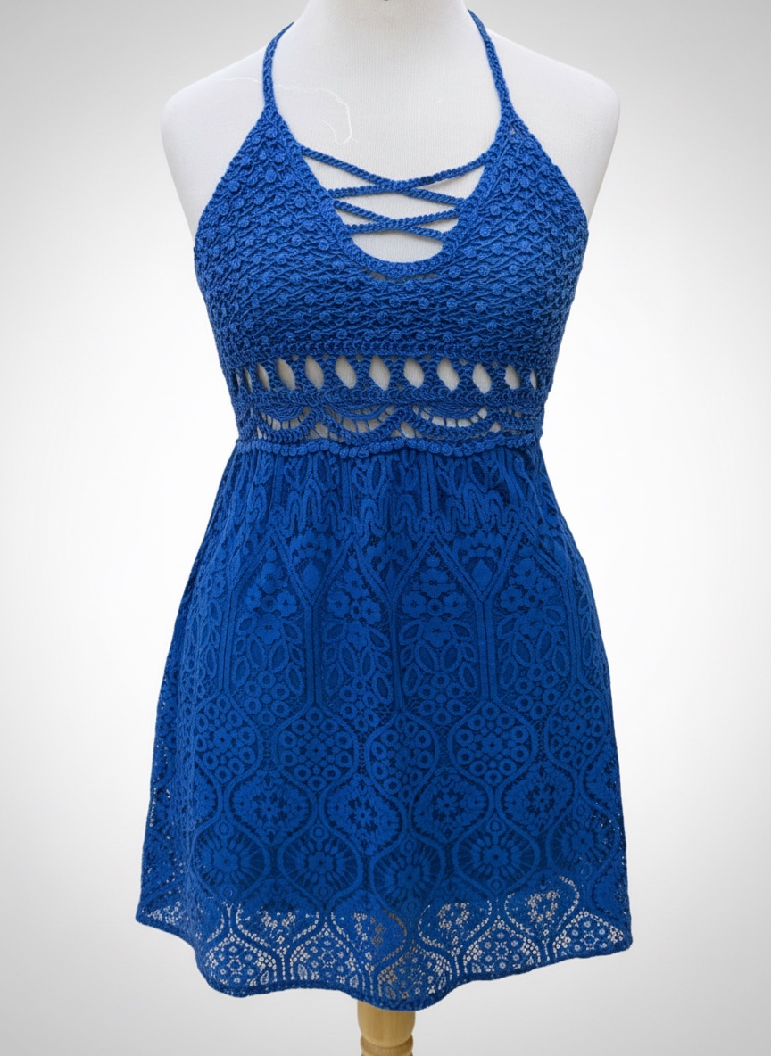 Cette robe bleue de style bohème est fabriquée en crochet avec un détail de laçage au niveau du décolleté.Souhaitez-vous que je recherche des boutiques en ligne spécifiques pour acheter cet article ?