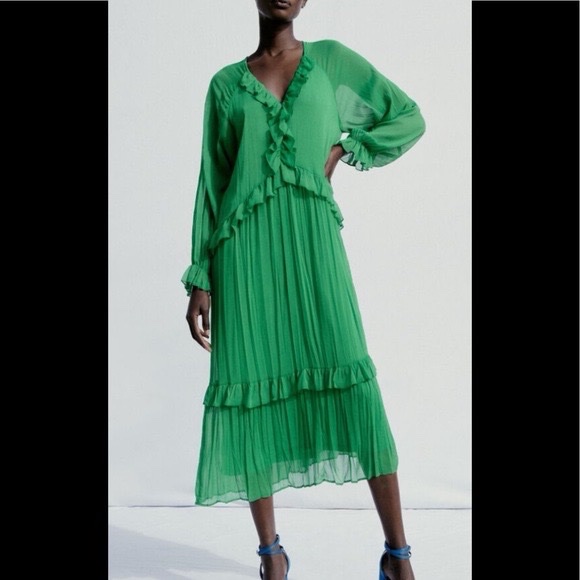 Cette robe fluide de la marque Zara se distingue par sa couleur vert vif éclatante et ses détails délicats de volants superposés le long de l'encolure en V et de la jupe.
