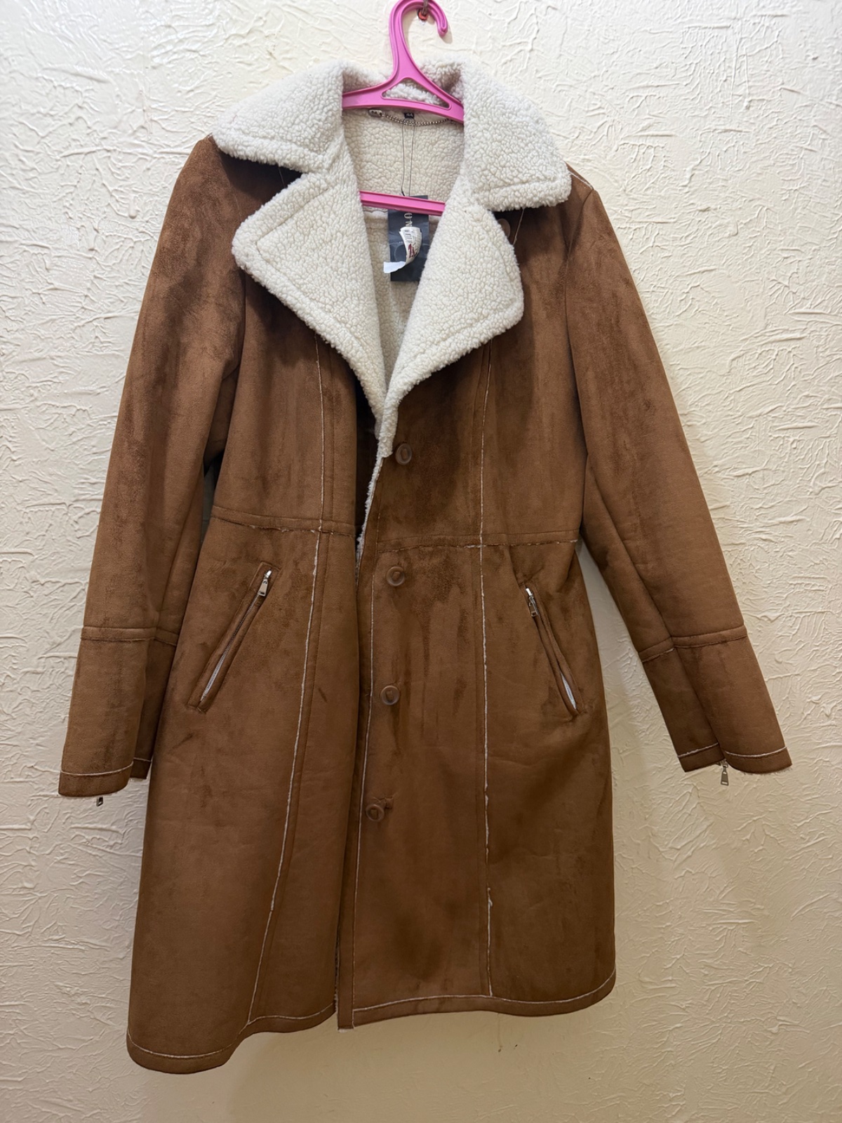 Magnifique manteau long pour femme, couleur marron/camel en suédine (effet daim) avec intérieur et col en fausse fourrure mouton beige très chaude.