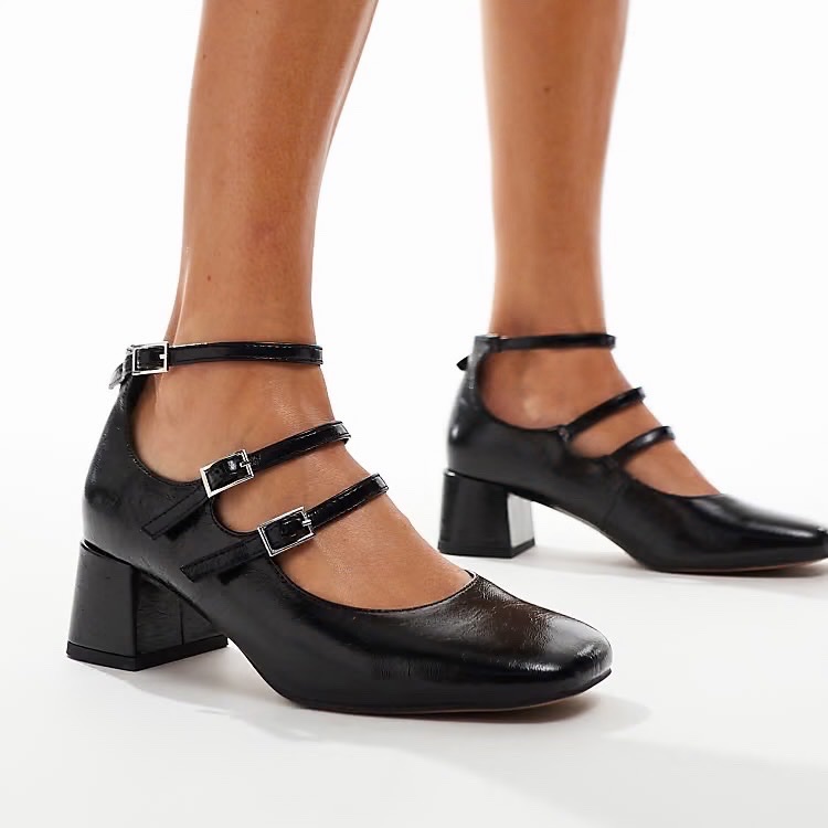 Cette image montre les babies à talon mi-haut ASOS DESIGN modèle Socco en noir, caractérisées par leur bout carré et leurs multiples brides