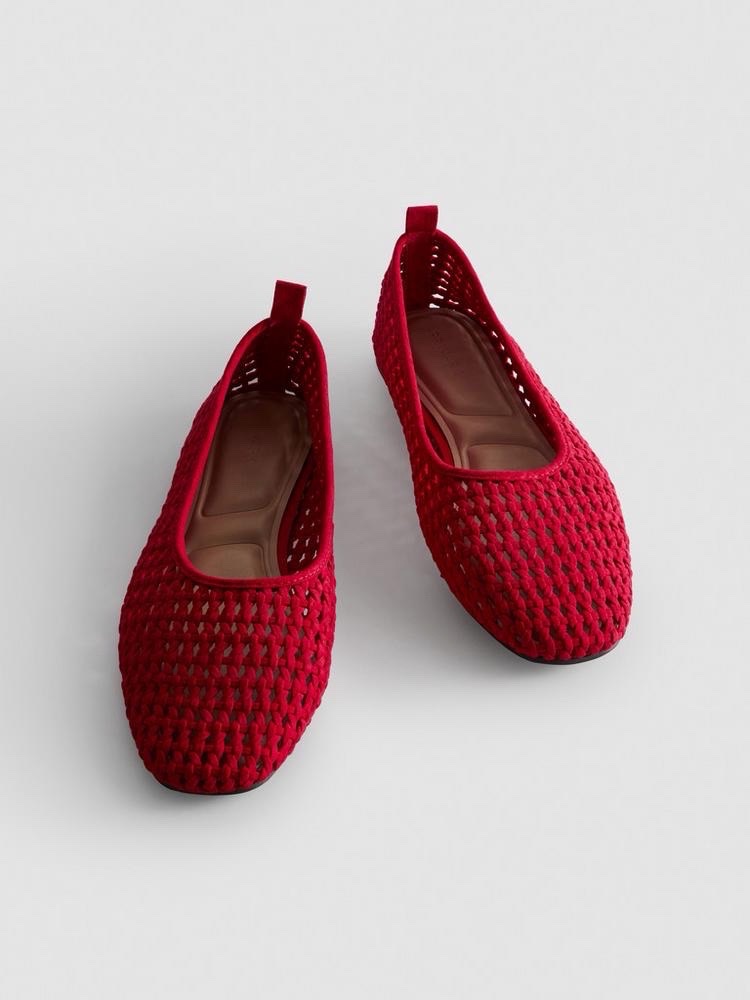 Ces ballerines rouges tressées ressemblent aux modèles Woven Ballet Pumps de Primark ou aux ballerines en crochet de Zara.
