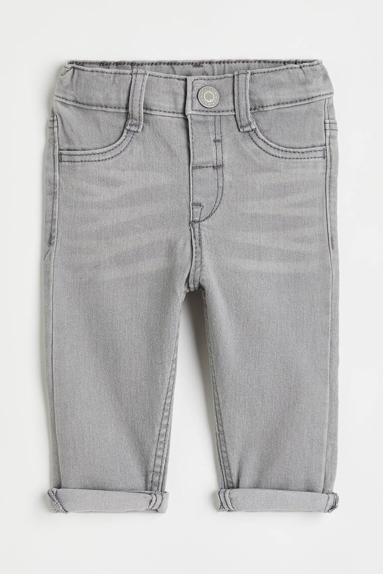 Pantacourt en jean gris de H&M pour enfant présente une coupe slim, une taille élastique réglable et une fausse braguette.