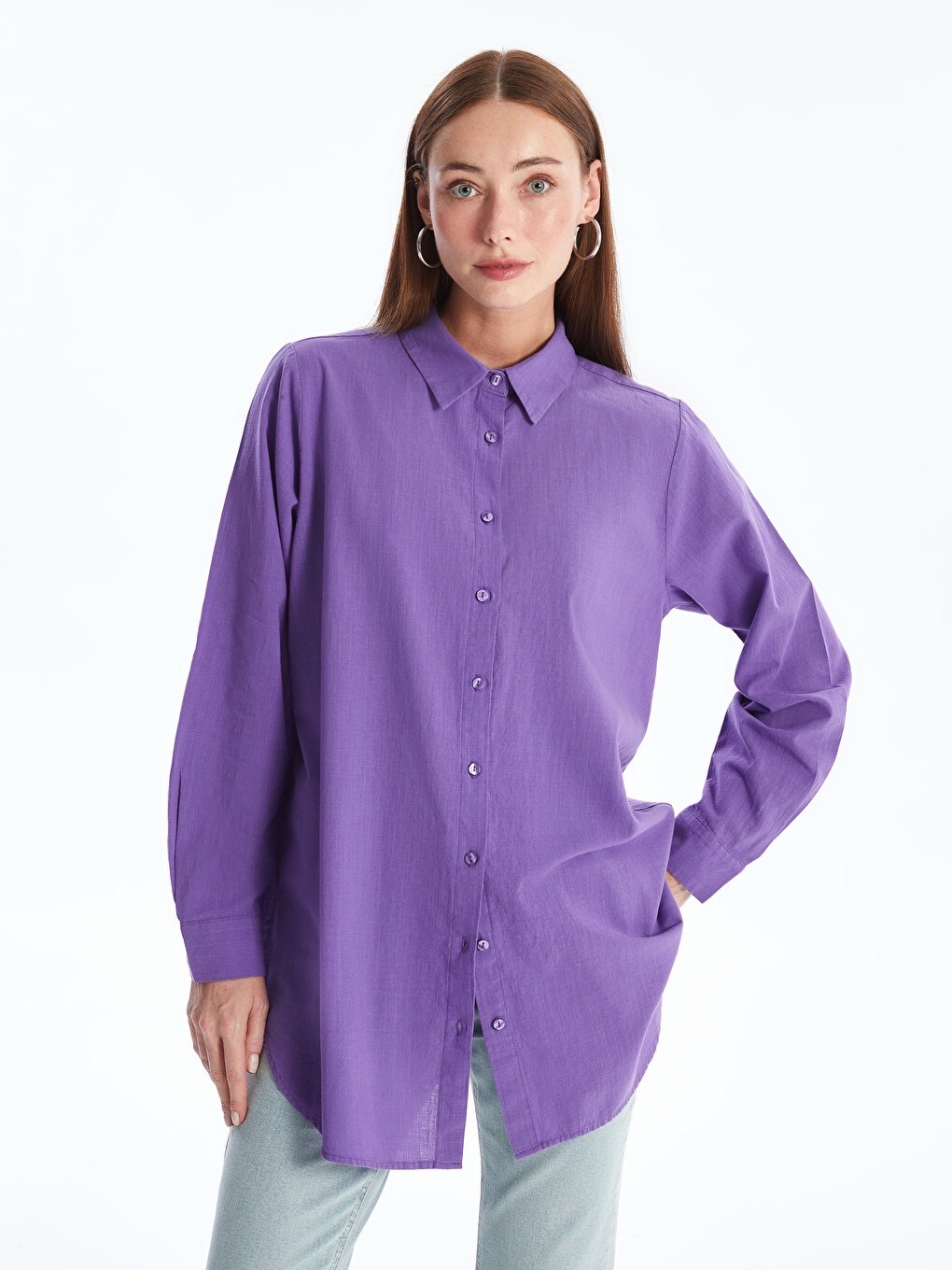 Cette pièce est une chemise oversize en lin pour femme de la marque LC Waikiki. Elle se distingue par sa couleur violet/lilas intense, sa coupe fluide et sa boutonnière ton sur ton.