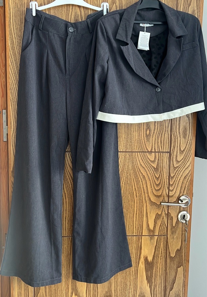  Tailleur gris Tailleur  en gris  chaîne avec veste cropped longue manche et pantalon large  avec ticket ilabes  hivernale et automne   