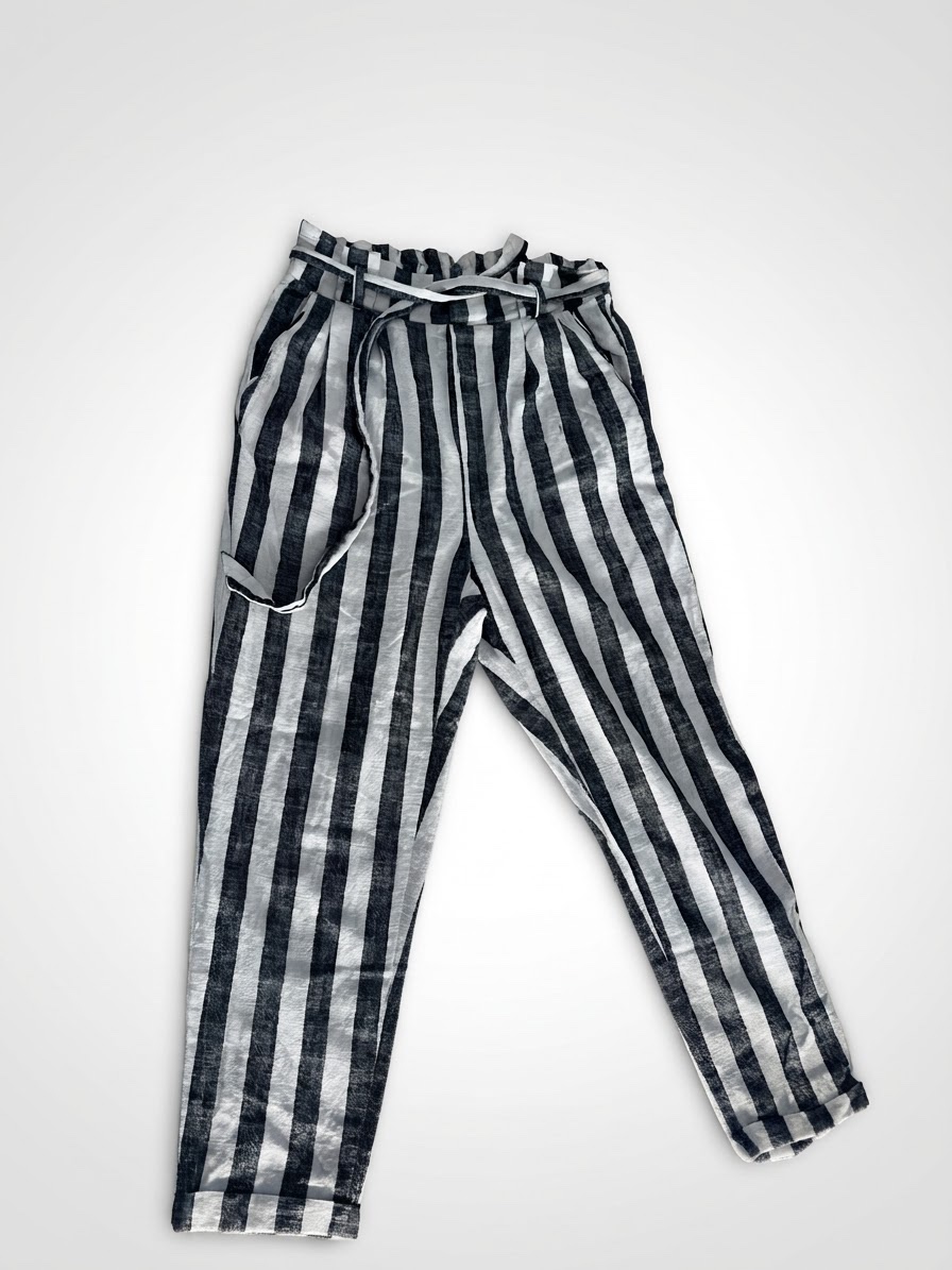 Pantalon raye en gris et blanc