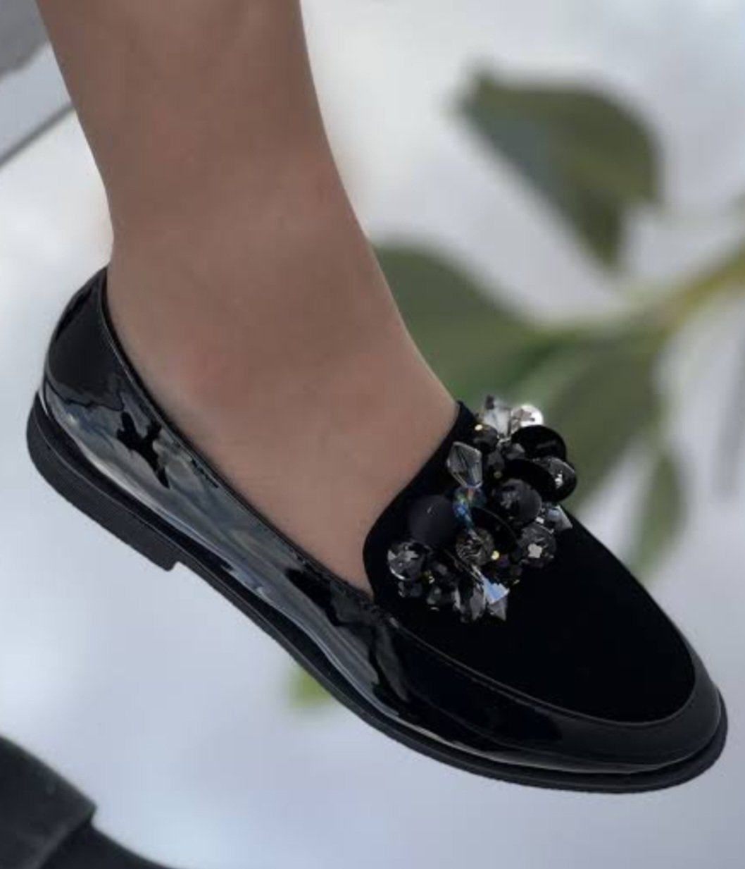 Chaussures noires vernies avec bijou orné de cristaux