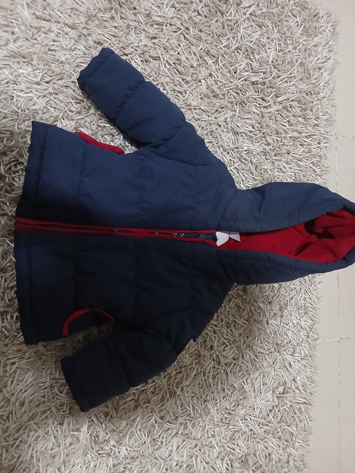 Manteau bleu et rouge
