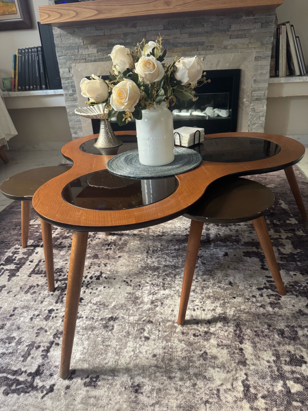 Table basse en bois avec 3 petites tables en dessous 