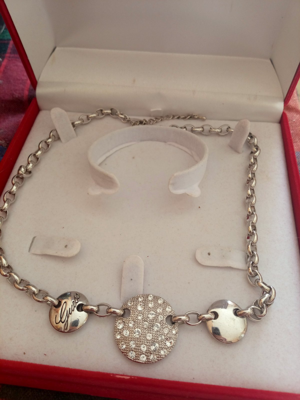 Magnifique collier marque Guess 