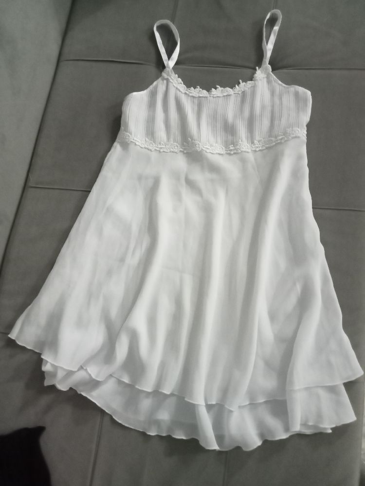 lingerie :Nuisette blanche volantée taille M, sans défaut