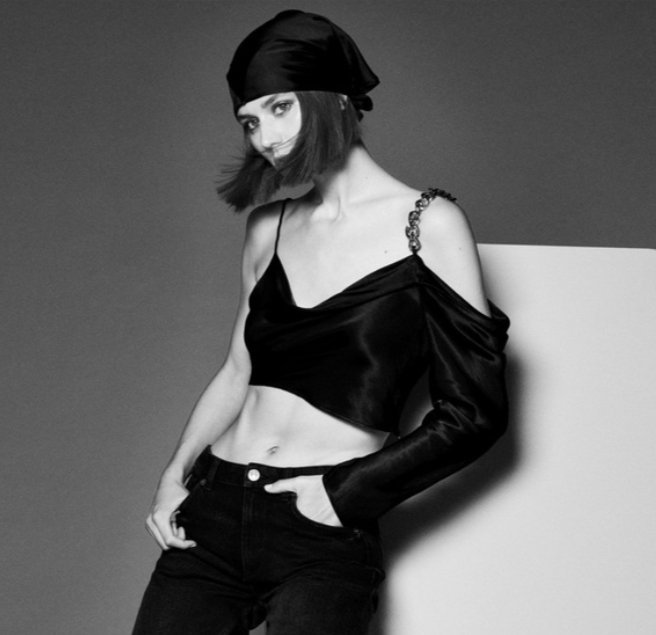 Crop top satin asymétrique de Zara taille S, avec fermeture invisible à coté neuf