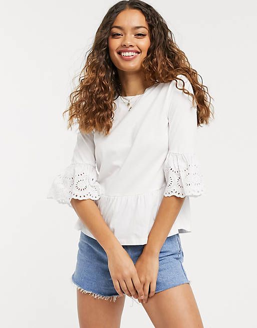 T-shirt en coton  volanté avec des manches à broderie anglaise de New Look taille XS