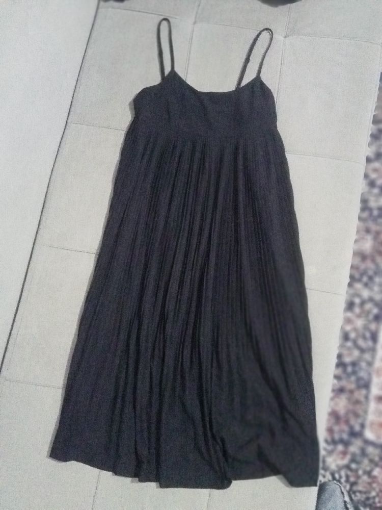 Belle Robe mi longue  plissé à bretelles  ajustables taille XS, neuve