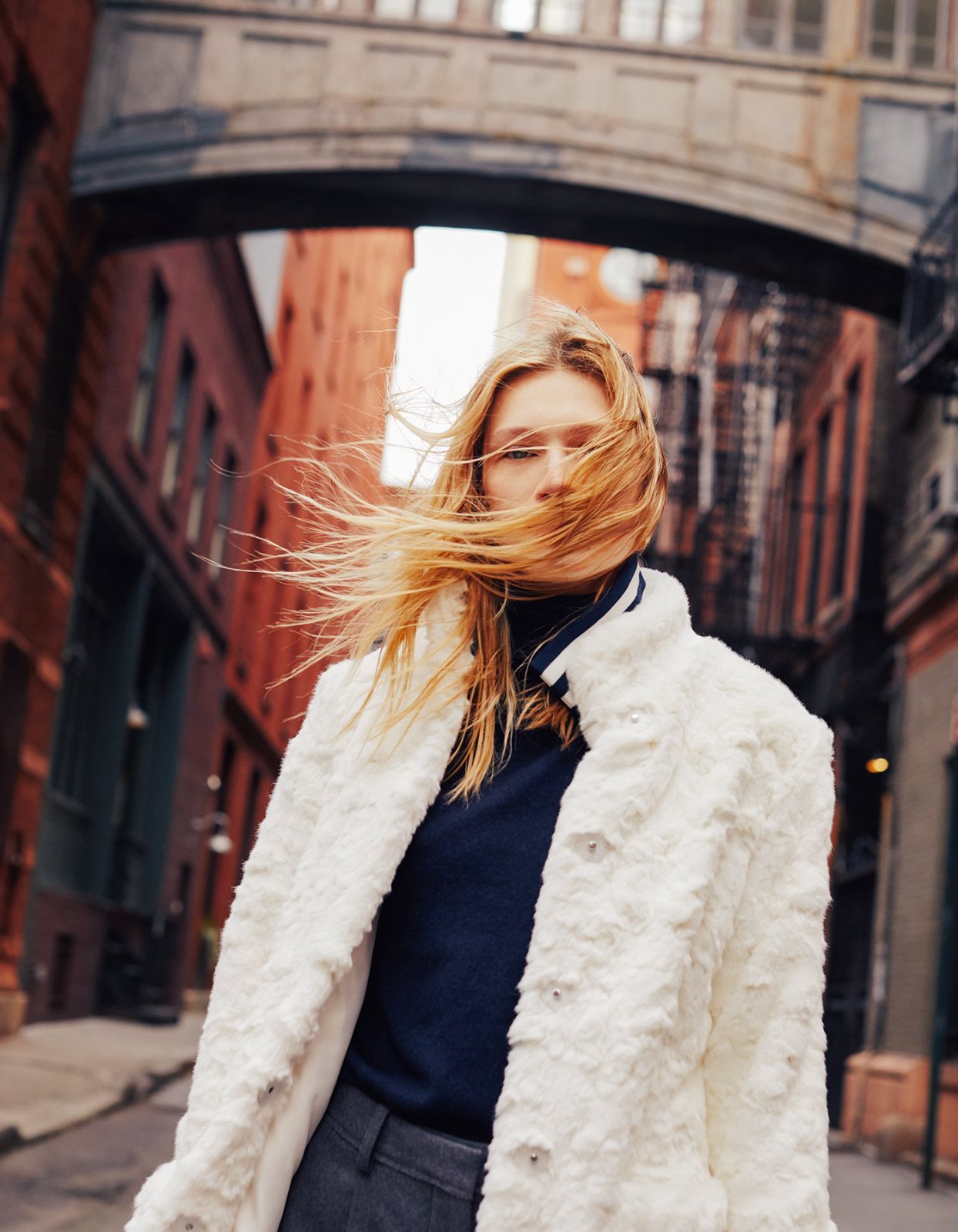 Veste en fausse fourrure blanc cassé de la marque H&M. taille S
