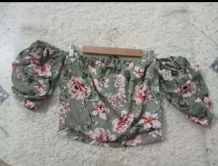 Blouse fleurie à Epaules Dénudées de la.marque dynamite, taille XS neuve