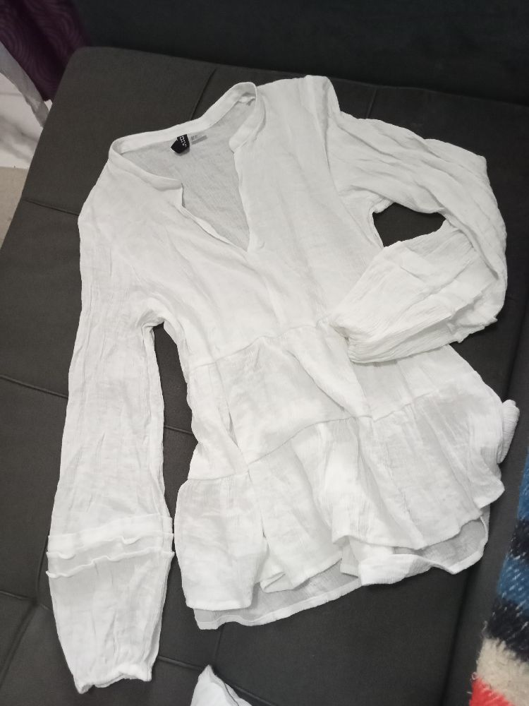 Blouse ample  de H&M à manches de Lanterne à Col Cranté avec Ourlet volanté, blanc cassé,79%viscose, taille S,toute neuve sans aucun défaut