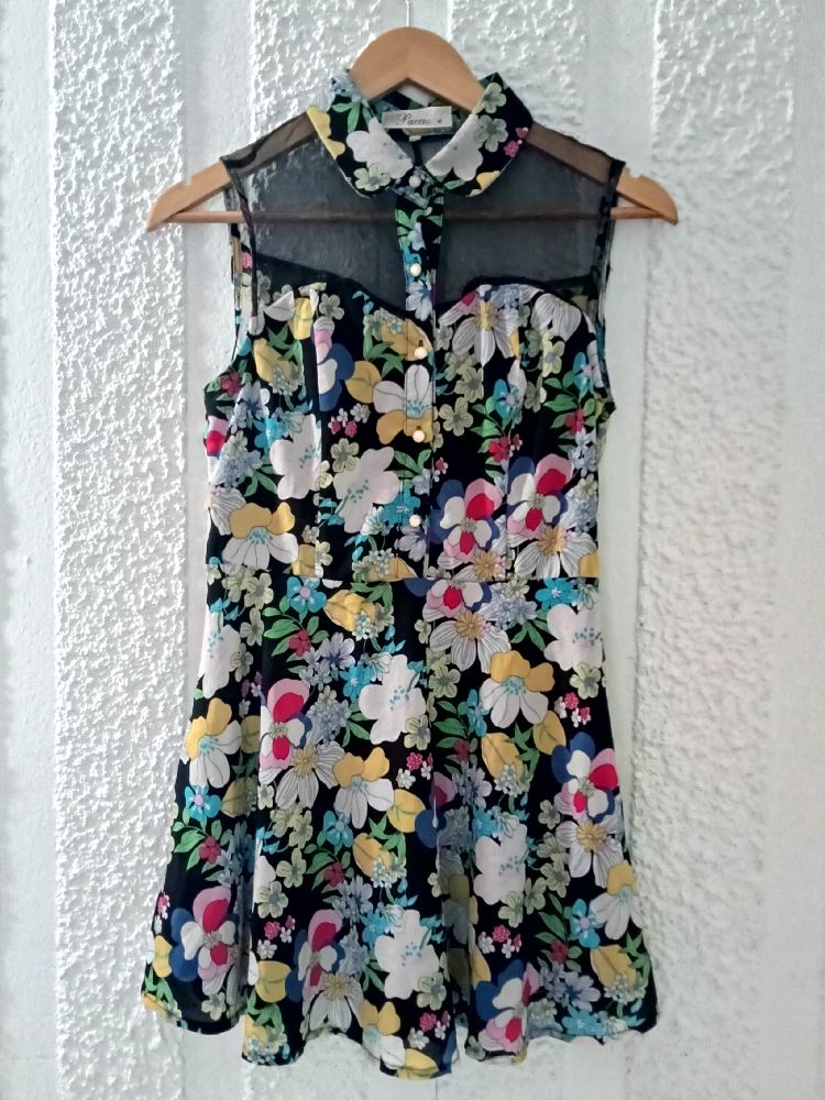 Belle Robe fleurie  avec une touche d'organza, taille S