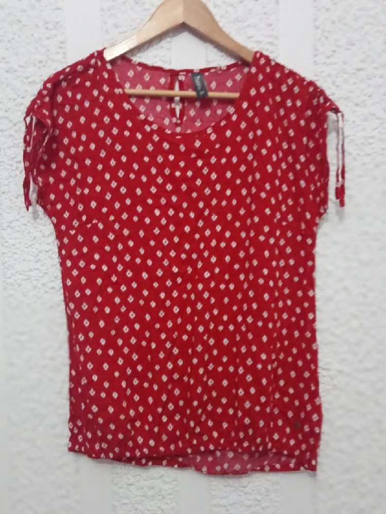 blouse rouge 100%viscose, jamais portée taille S/M, sans aucun défaut