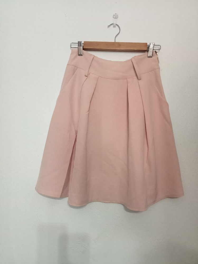 belle jupe large mi longue taille S toute neuf sauf defaut inaperçu au niveau ceinture dernière photo
