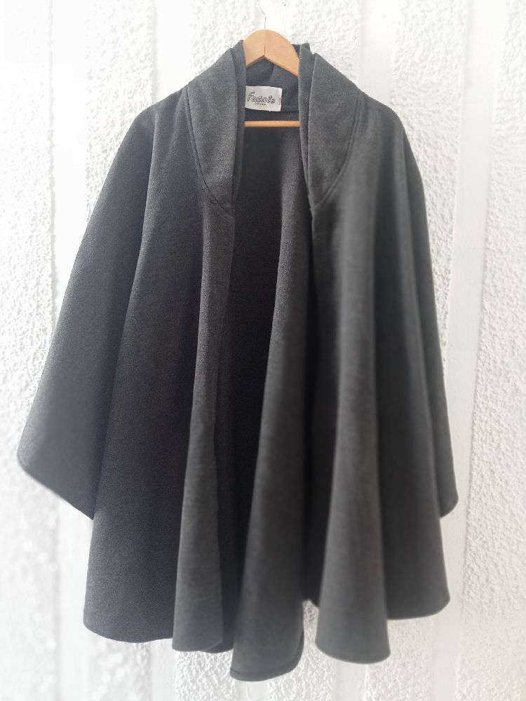 Pancho chic  et élégant 100% laine jamais porté
