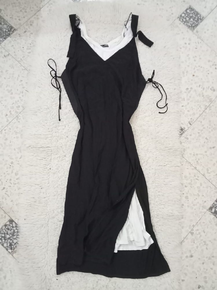 Belle  Robe double de Zara, style salopette noire viscose avec une robe blanche en coton, neuve taille M
