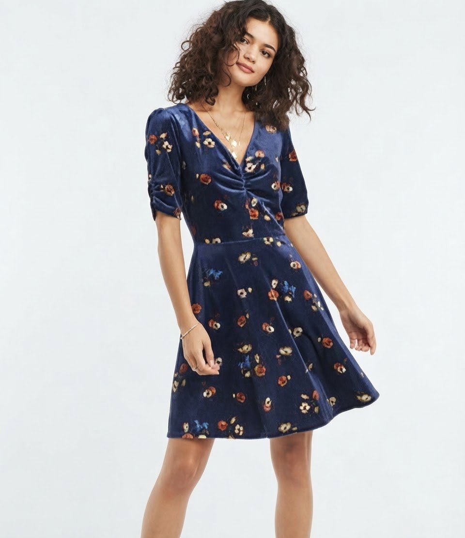 Belle robe  fleurie en daim Oasis  taille S, tlabass M aussi