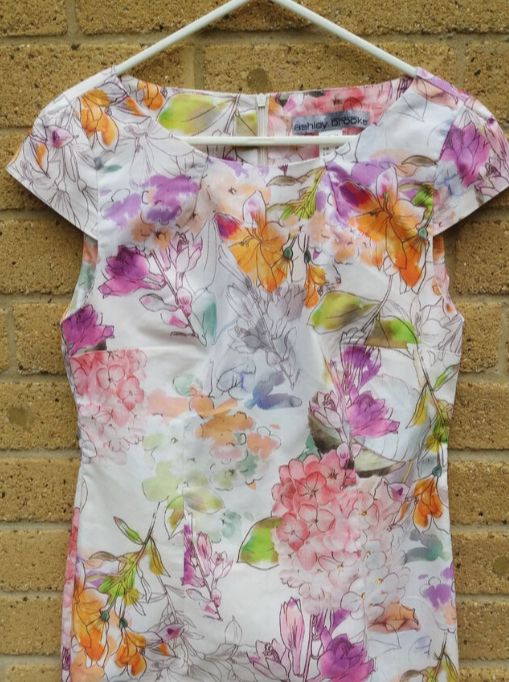 Robe fleurie, couleurs douces et en tendance, en denim léger et stretch, taille XS